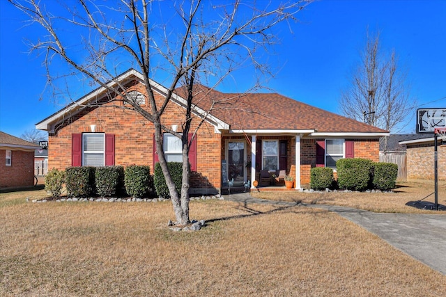 single story home with a front lawn