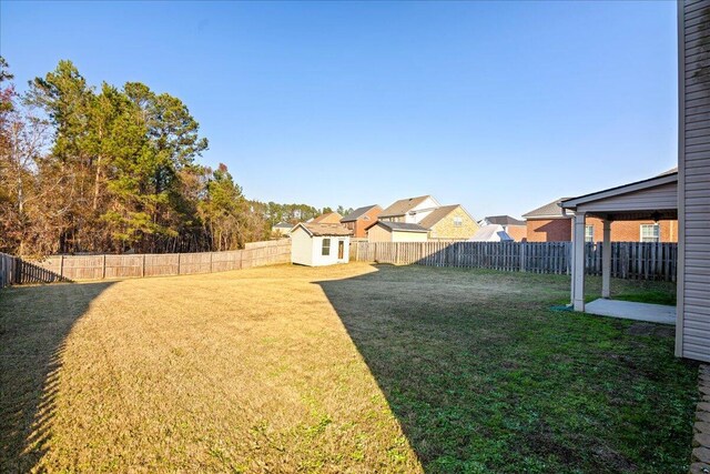 view of yard with a shed