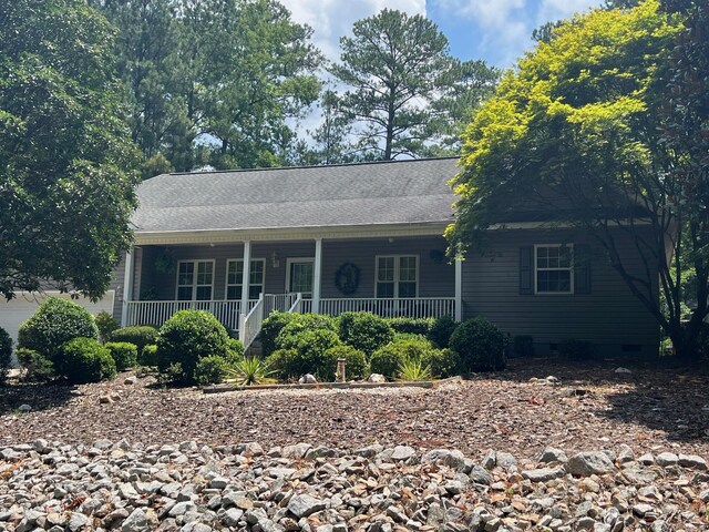 139 Cresent Dr, Mccormick, SC 29835 - single story home with a porch and crawl space