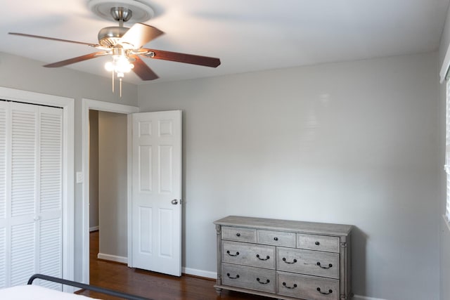 bedroom featuring dark hardwood / wood-style floors, ceiling fan, and a closet