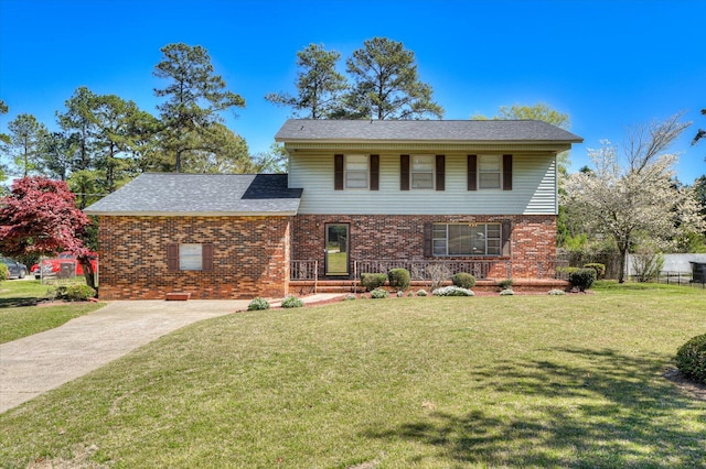 view of front facade with a front lawn