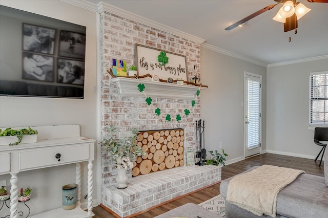 living area with crown molding, baseboards, and wood finished floors