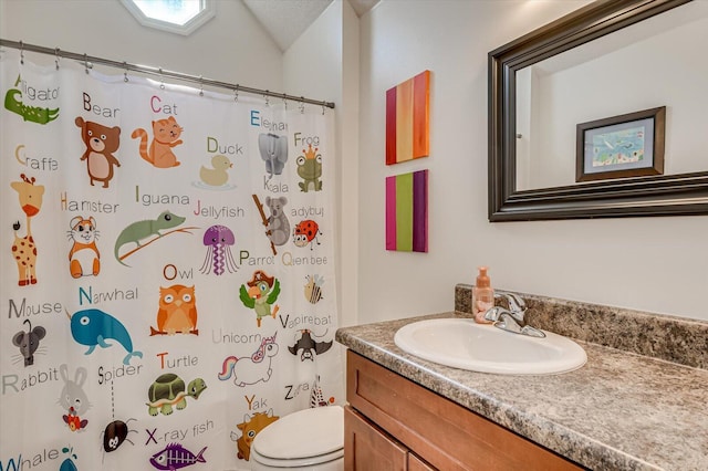 bathroom with a shower with curtain, toilet, and vanity