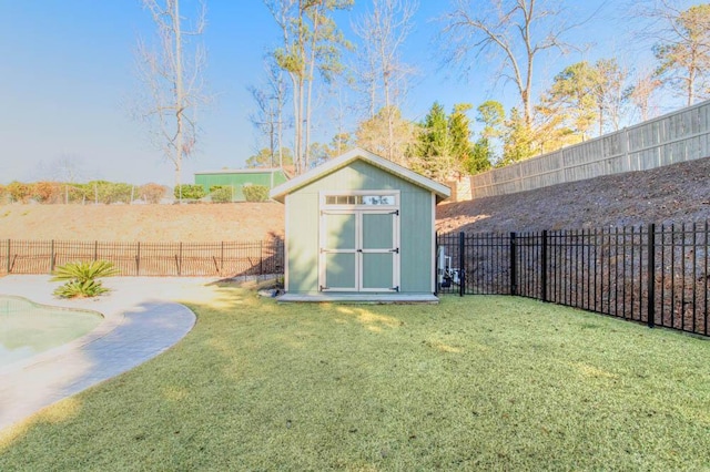 view of yard featuring a storage unit