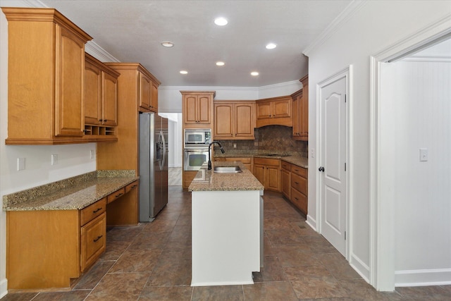 kitchen featuring a sink, decorative backsplash, stainless steel appliances, a center island with sink, and crown molding