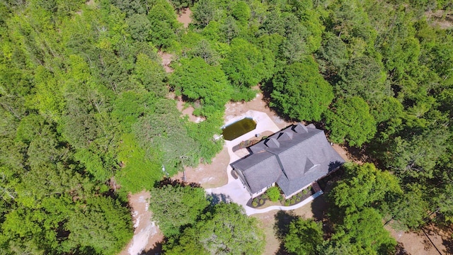 bird's eye view featuring a wooded view