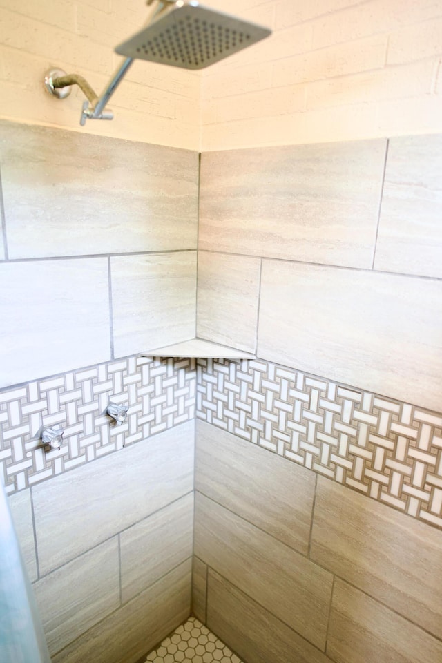 full bathroom featuring tiled shower