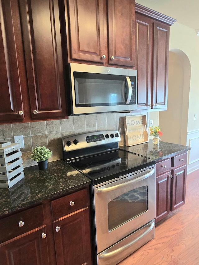 2144 Willhaven Dr, Augusta, GA 30909 - kitchen with stainless steel appliances, arched walkways, backsplash, and light wood-style flooring