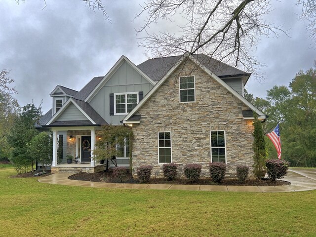 craftsman inspired home featuring a front yard