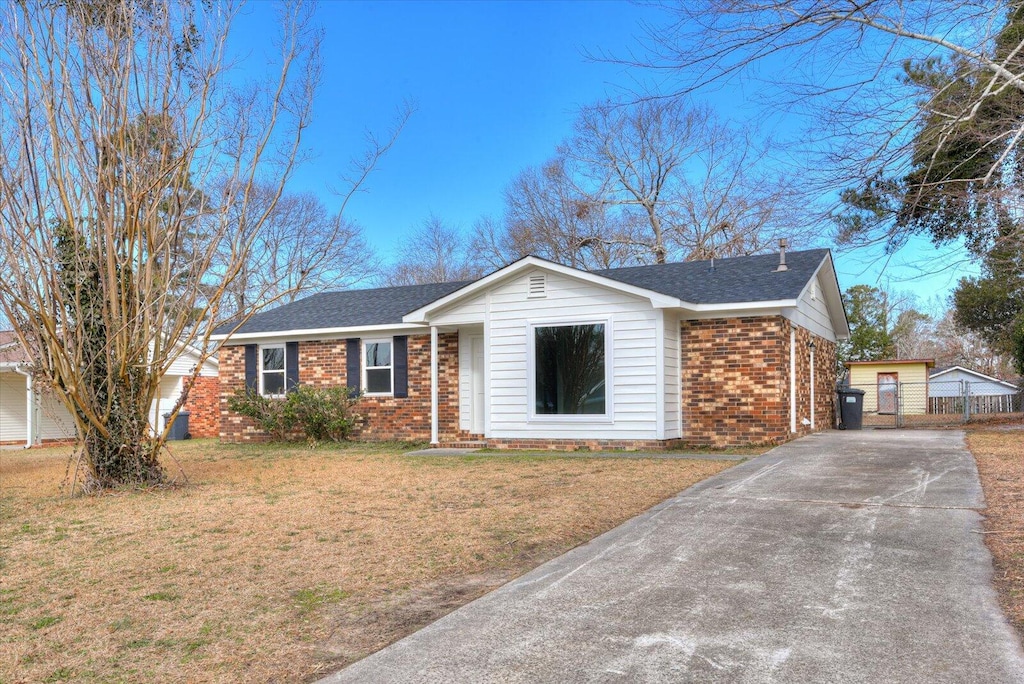 single story home with a front lawn