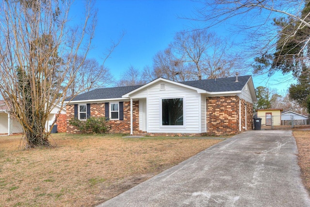 single story home with a front lawn