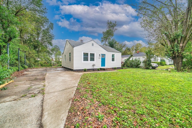 view of front of home featuring a front yard