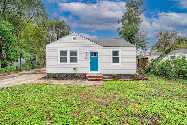 view of front of property featuring a front yard