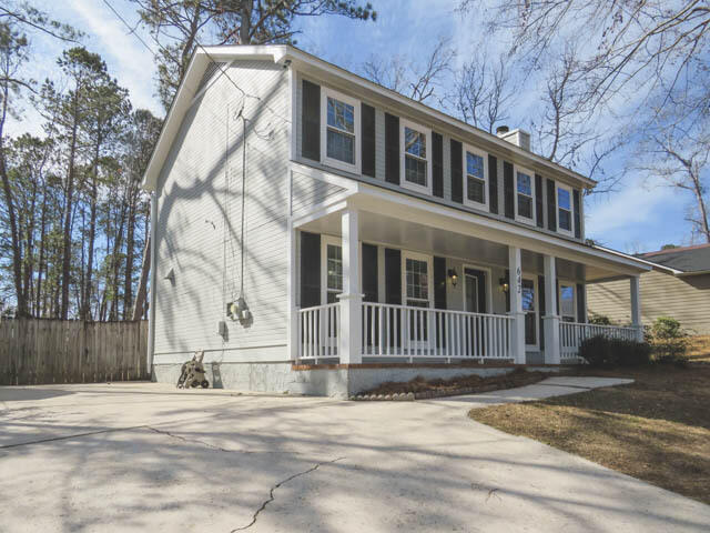 view of front facade featuring a porch