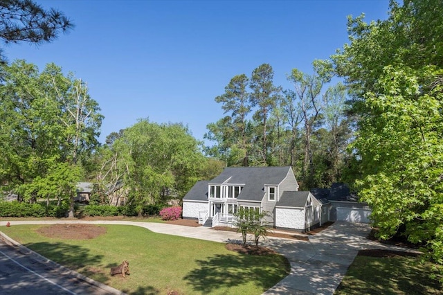view of front of house featuring a front lawn and driveway