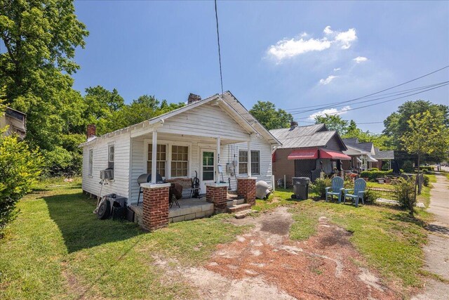 view of front facade with a front lawn and covered porch