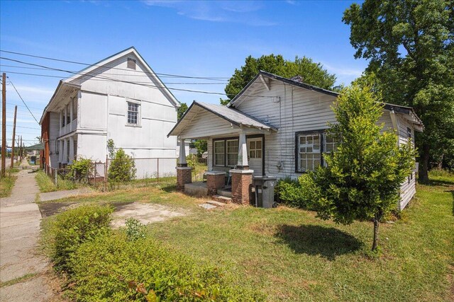 view of front facade featuring a porch and a front yard