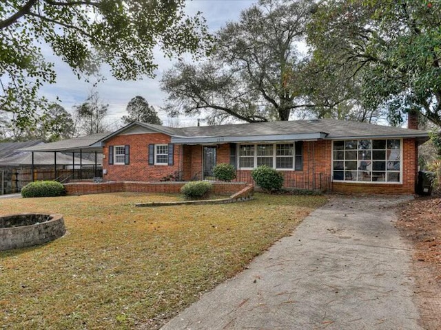 ranch-style house featuring a front yard