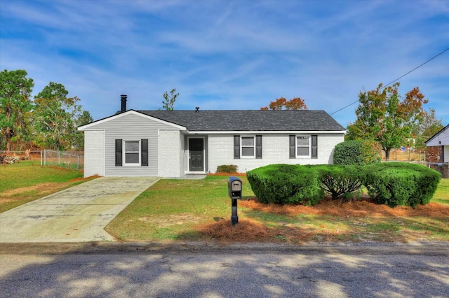 view of front of home featuring a front lawn