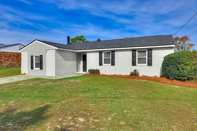 single story home featuring a front lawn