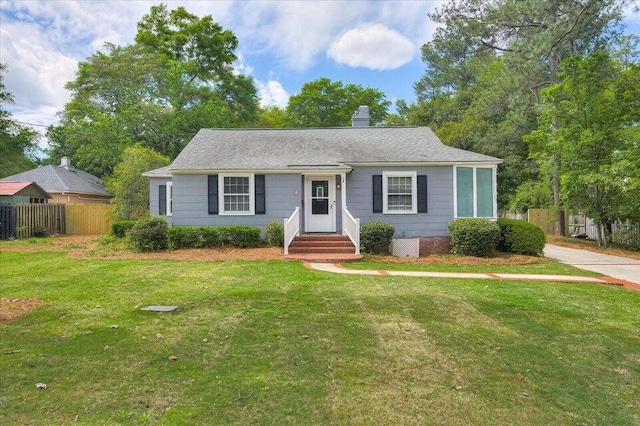 view of front facade featuring a front yard