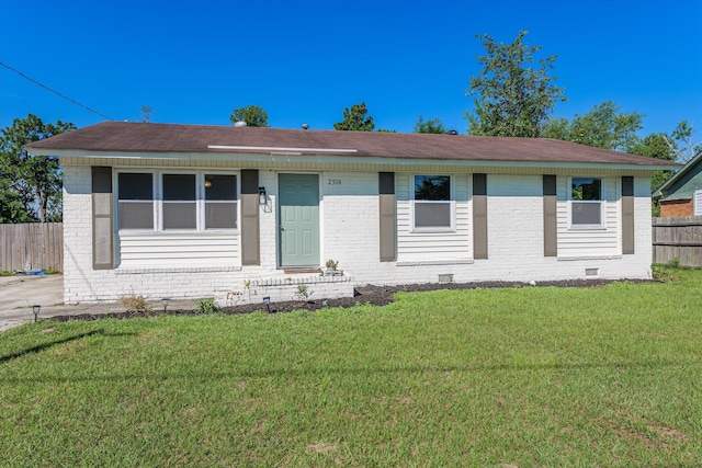 ranch-style home featuring a front lawn