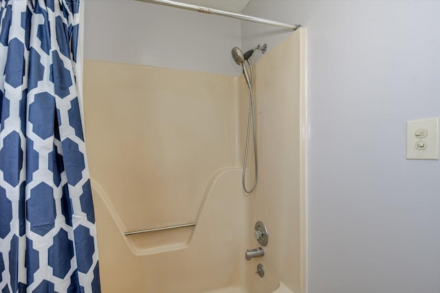 bathroom featuring shower / bath combo