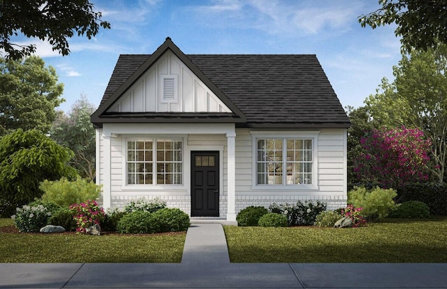 view of front of property featuring a front lawn