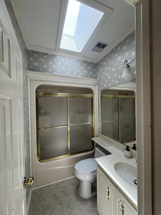 full bath with a skylight, toilet, wallpapered walls, and visible vents