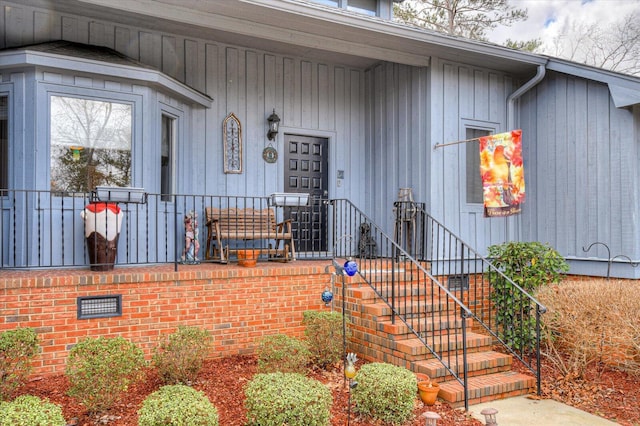 entrance to property with crawl space