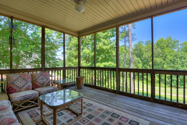 sunroom with ceiling fan