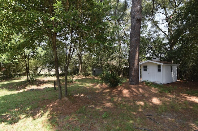 view of yard with an outdoor structure