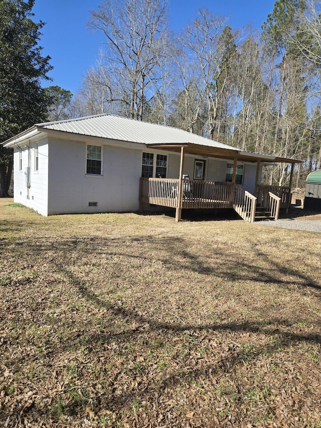 view of front of home featuring a wooden deck and a front lawn