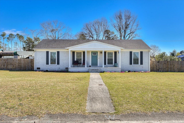 view of front of property featuring brick siding, a front lawn, and fence