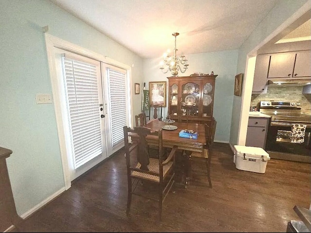 dining area with dark wood-style floors, a notable chandelier, a wealth of natural light, and baseboards