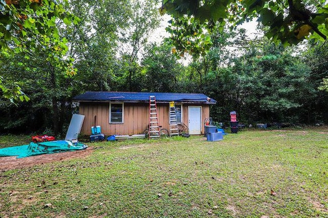 ranch-style house featuring a front yard