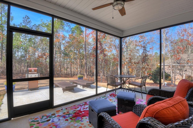 sunroom / solarium featuring ceiling fan