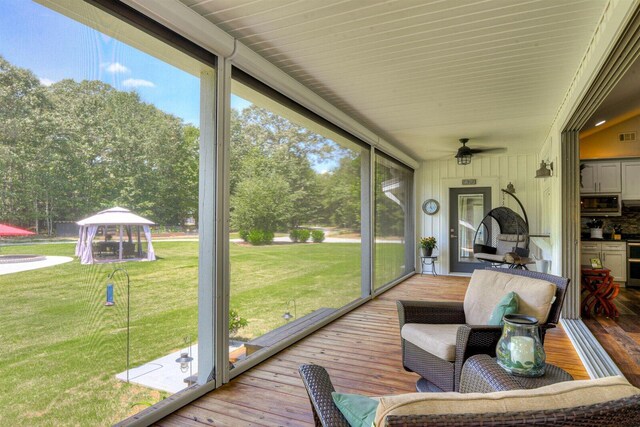 sunroom featuring ceiling fan