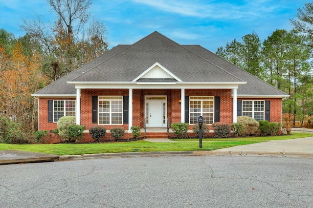 view of front facade featuring a front yard