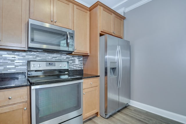 809 Richards Ct, Grovetown, GA 30813 - kitchen with appliances with stainless steel finishes, light brown cabinetry, light wood finished floors, tasteful backsplash, and ornamental molding