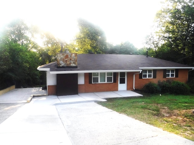 view of front facade with a front yard