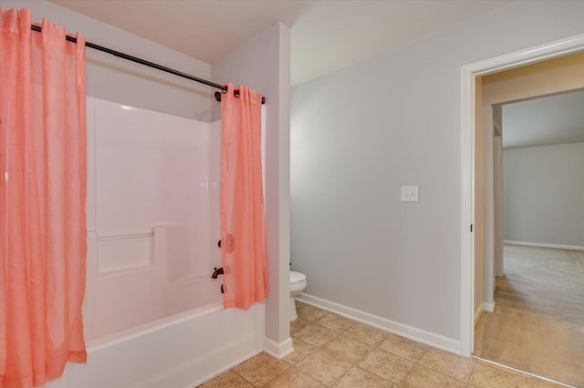 bathroom featuring toilet and shower / tub combo