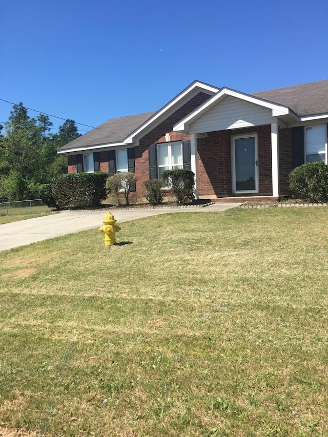 ranch-style house featuring a front lawn