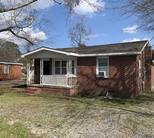 view of front of house with covered porch and a front yard