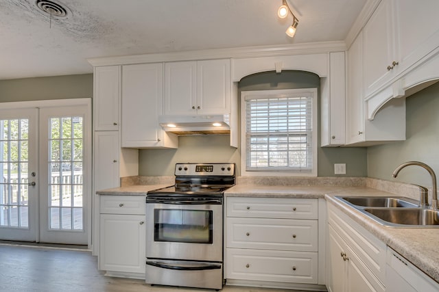 kitchen with under cabinet range hood, a sink, visible vents, stainless steel electric stove, and dishwasher