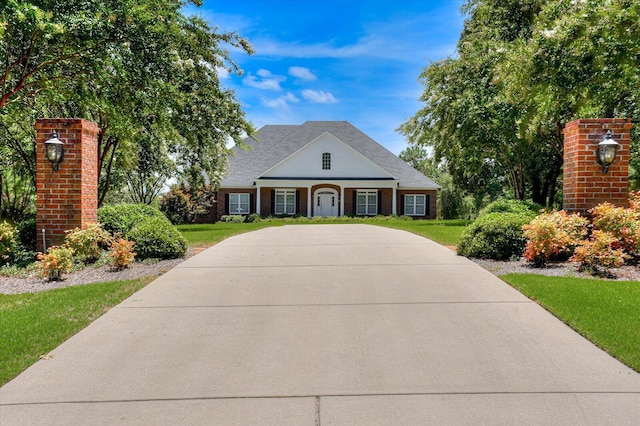 view of front of property with a front yard