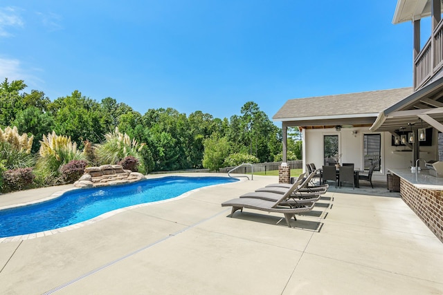 view of swimming pool with a patio area and ceiling fan