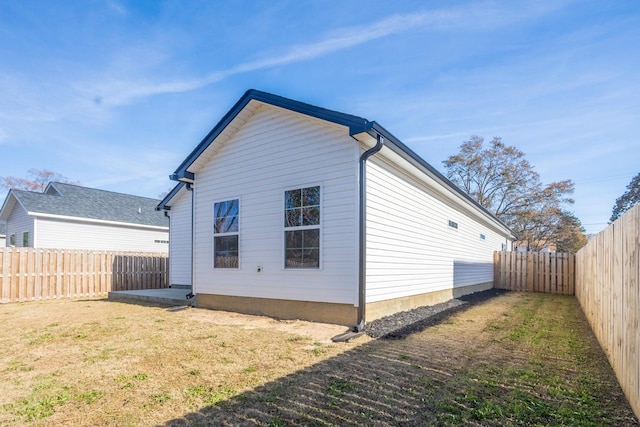 view of side of property featuring a yard