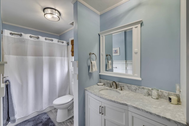711 Augusta St, Mccormick, SC 29835 - full bathroom featuring toilet, crown molding, vanity, and curtained shower