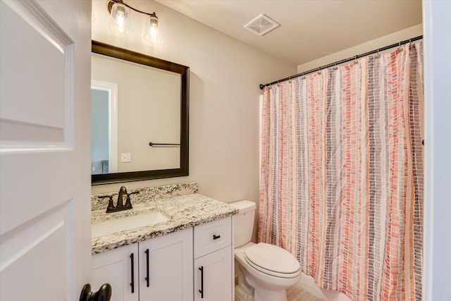 full bath with toilet, vanity, visible vents, and a shower with curtain